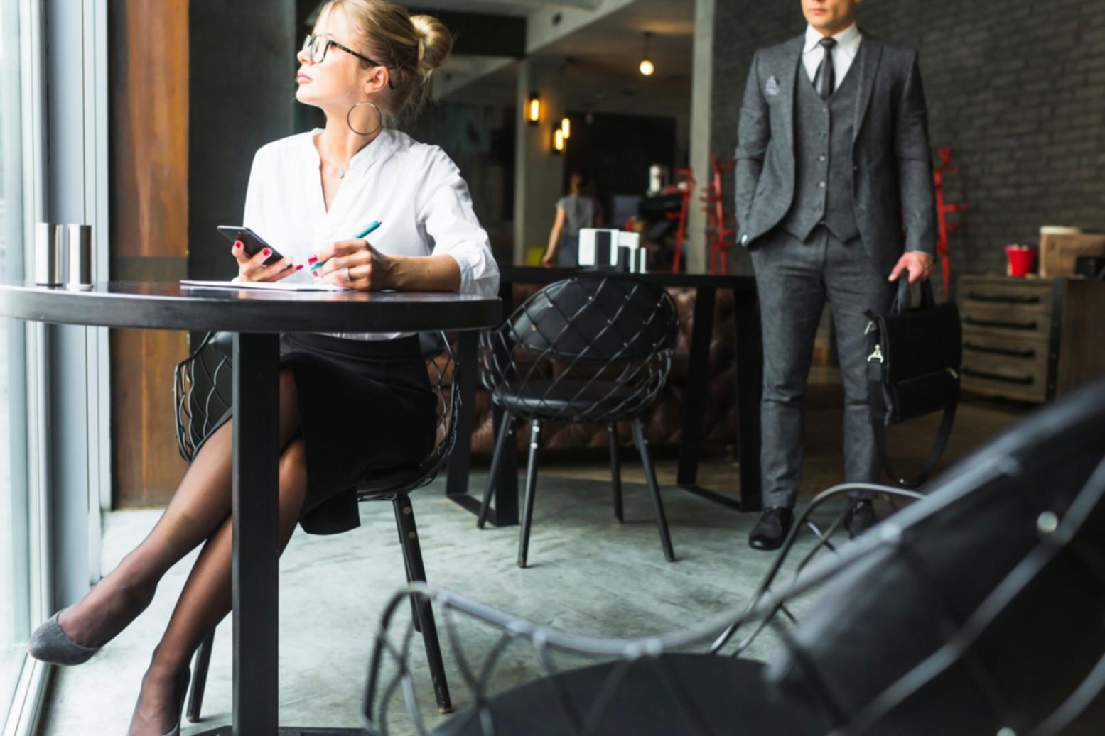 Echipa avenorithos analizând date financiare și strategii de budgetare